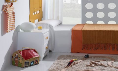 Mesita de noche con diseño de trenecitos
